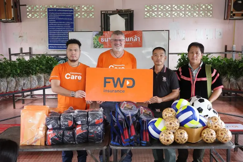 นายเดวิด โครูนิช (ที่สองจากซ้าย) ประธานเจ...