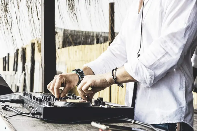 ก้าวสู่โลกแห่งความสนุกของครอบครัวในช่วงฤดูร้อนไปกับ 'Summer Waves Family Pool Party' ที่ โรงแรมแชงกรี-ลา กรุงเทพฯ