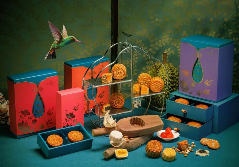 โรงแรมแชงกรี-ลา กรุงเทพฯ ภูมิใจนำเสนอ ขนมไหว้พระจันทร์ในตำนาน ด้วยหลากหลายไส้รสชาติยอดนิยมสุดคลาสสิก ให้คุณได้เฉลิมฉลองเทศกาลไหว้พระจันทร์ ประจำปี พ.ศ. 2566