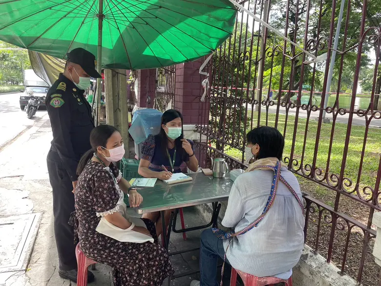 เขตปทุมวันแจ้งเจ้าของร้านบนทางเท้าหลังสวนลุมพินีห้ามให้อาหารสัตว์ในสถานที่จำหน่ายอาหาร