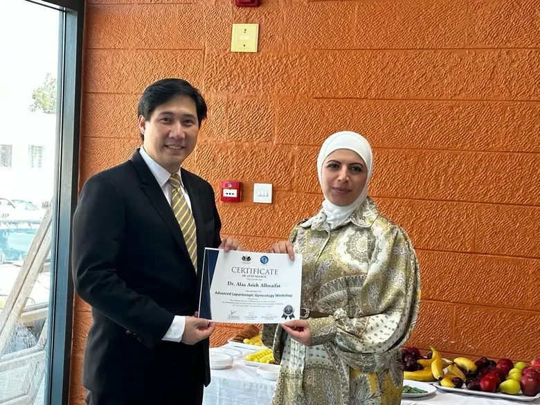 นายแพทย์วีรพล เขมะรังสรรค์ ประธานเจ้าหน้า...