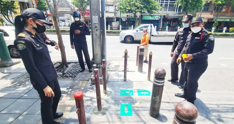 เขตธนบุรีปักเสาเหล็กกั้นรถจักรยานยนต์ป้องปรามผู้ขับขี่บนทางเท้า ผลสำรวจพบประชาชนพึงพอใจ