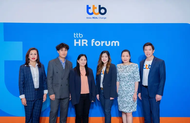 นางสาวนันทพร ตั้งเจริญศิริ (กลาง) รองประธ...