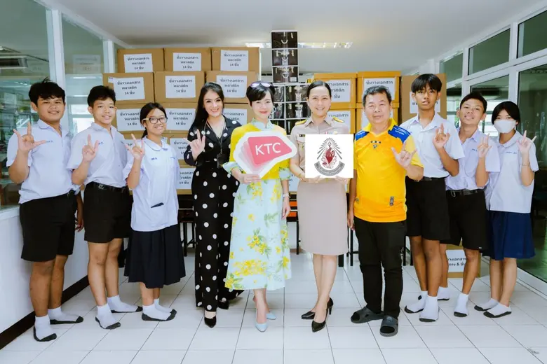 นางสาวเจนจิต ลัดพลี (แถวหน้ากลางซ้าย) ผู้...