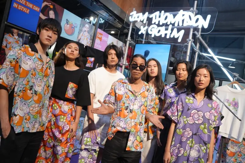 สลัดภาพแบรนด์ผ้าไหม! Jim Thompson x GOH M เปิดคอลเลกชันสุดเซอร์ไพรส์ ผลงานคอลแลบ "โก๋เอ็ม" ครีเอตลวดลายสุดยูนีคที่ผสานโลกแห่งป๊อปอาร์ต สตรีทอาร์ต และกราฟฟิตี้