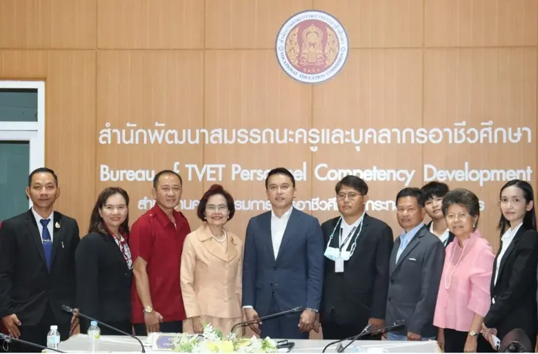 นายโอฬาร จันทร์ภู่ (แถวหน้าคนกลาง) นายกสม...