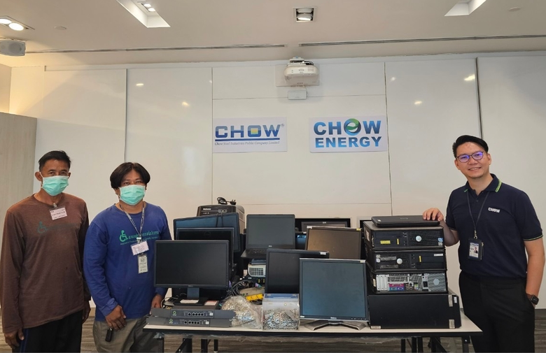 นายปรมัตถ์ จุฬวนิช (ขวา) ประธานเจ้าหน้าที...