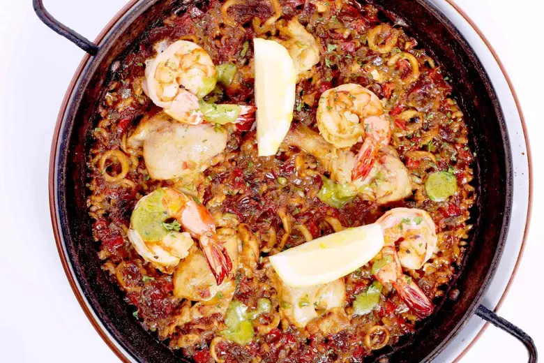 ข้าวผัดสเปนหอมกรุ่นด้วยเครื่องเทศนานาชนิด...