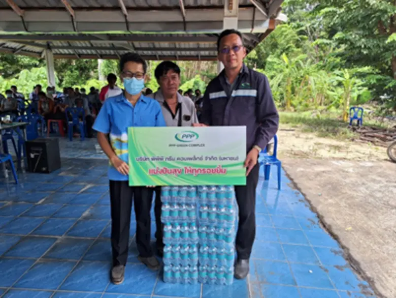 นายวิศรุธ เพ็งสุวรรณ์ (คนขวาสุด) ผู้ช่วยผ...