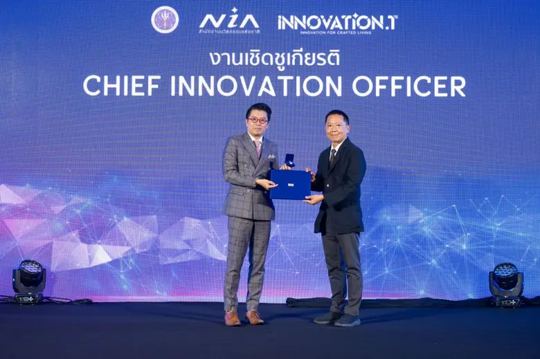 คุณวิกิจ วงศ์สรรคกร (ขวา) ผู้จัดการฝ่ายพั...