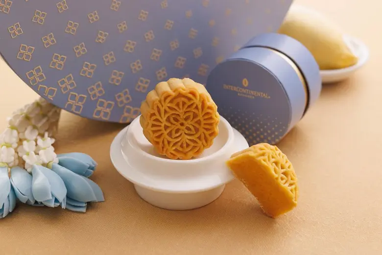 ส่งมอบขนมไหว้พระจันทร์ในกล่องรูปทรงพวงมาลัย จาก โรงแรม อินเตอร์คอนติเนนตัล กรุงเทพฯ