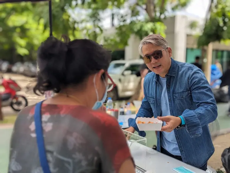 กล้วยทอดไฮเทค ร่วมทำความดีด้วยใจ แจกกล้วยทอดให้ชาวชุมชนคลองเตยในงาน E-Waste แลกใจ