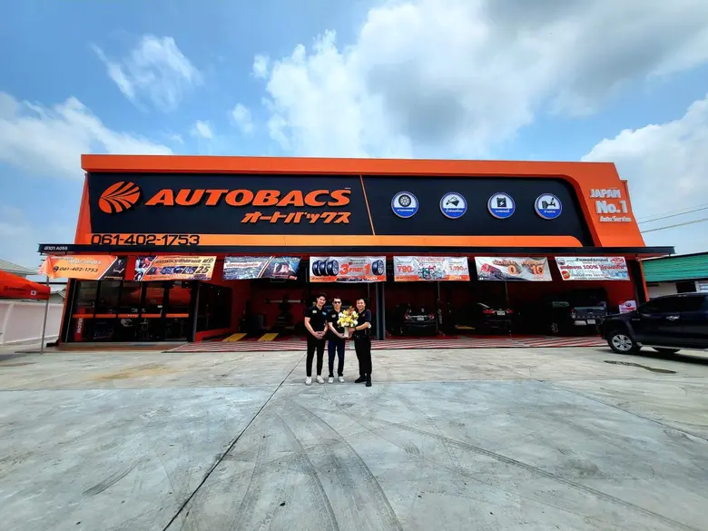 คุณประพัฒน์ อัศวาดิศยางกูร (คนกลาง) กรรมก...