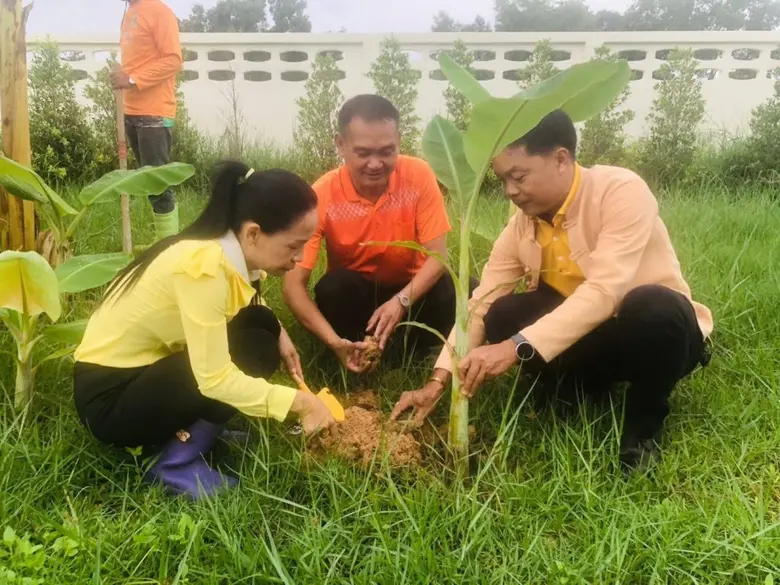 นายปวิช รัตวาลย์ นายอำเภอพยุห์ มอบหมายให้...