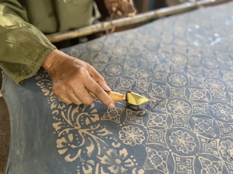 พช.สงขลาส่งเสริมผ้าบาติก เตรียมพร้อมผปก.ส่งประกวดผ้าลายพระราชทาน "ผ้าลายดอกรักราชกัญญา" และงานหัตถกรรม