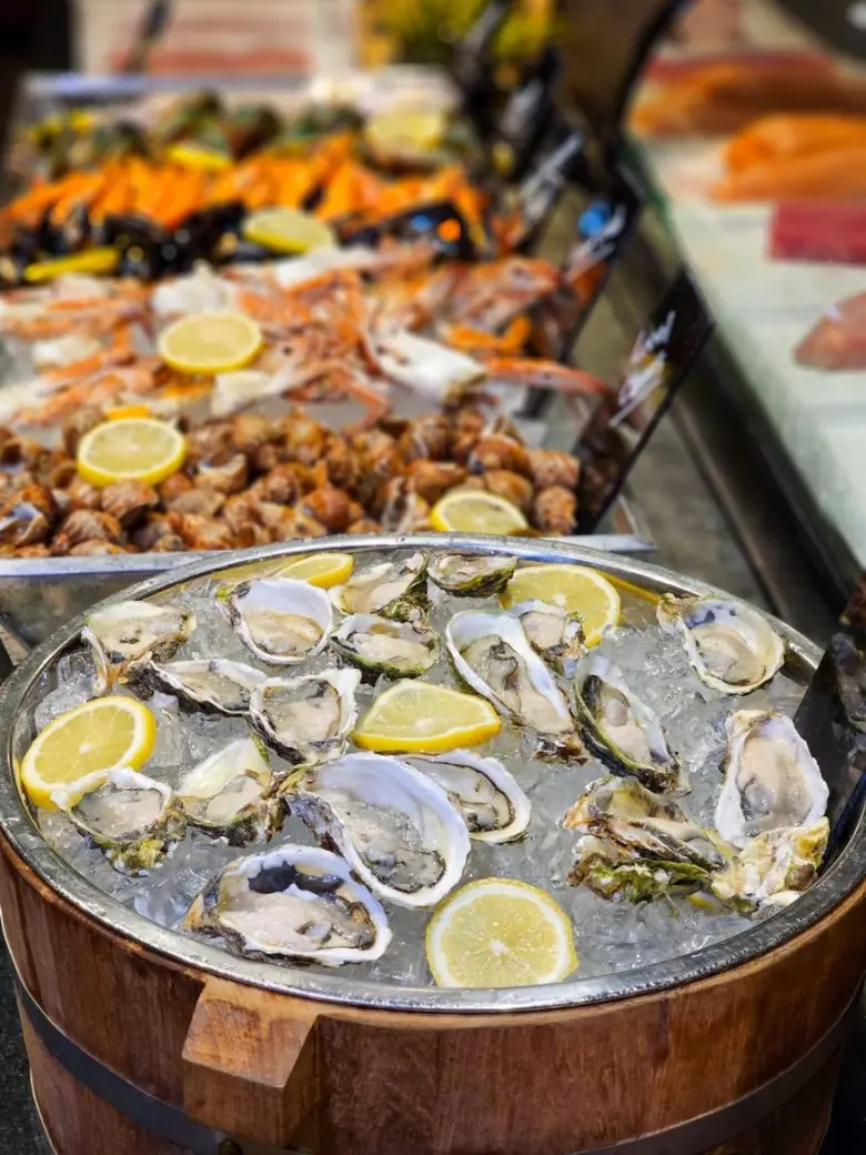 ลา แบลล์ วี - บุฟเฟต์ดินเนอร์มื้อค่ำโฉมใหม่จากห้องอาหารนานาชาติเลเทส เรซิพี ณ โรงแรมเลอ เมอริเดียน สุวรรณภูมิฯ