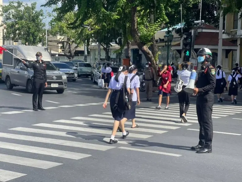 เขตพระนครประสาน สน.ชนะสงครามตรวจตราถนนราชดำเนินกลาง ดูแลความปลอดภัยนักเรียน