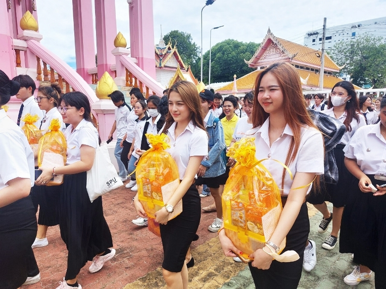 คณะผู้บริหาร บุคลากร นักศึกษา ม.ศรีปทุม น้อมถวายเทียนพรรษา ณ วัดบางบัว