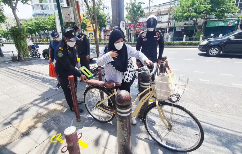 กทม.สำรวจพบประชาชนส่วนใหญ่พอใจติดตั้งเสากั้นรถ จยย.ขับขี่บนทางเท้า พร้อมเดินหน้าติดกล้อง CCTV ตรวจจับผู้กระทำผิด