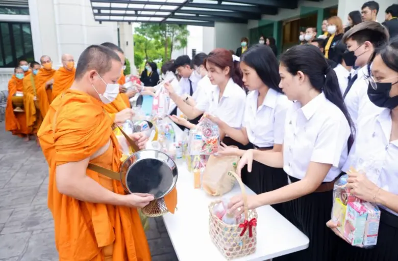 สถาบันดนตรีกัลยาณิวัฒนา จัดพิธีทำบุญตักบาตรถวายพระราชกุศล และพิธีถวายสัตย์ปฏิญาณ เนื่องในโอกาสวันเฉลิมพระชนมพรรษาพระบาทสมเด็จพระเจ้าอยู่หัว