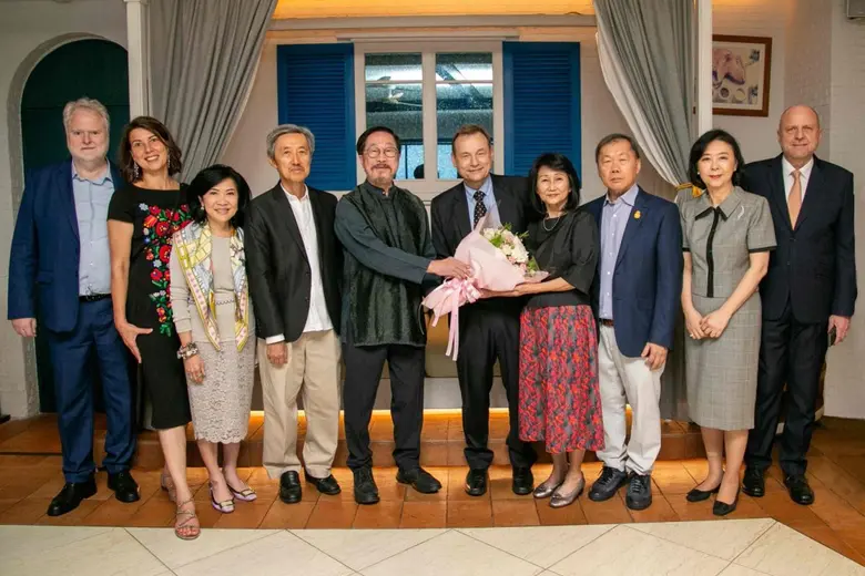 สุทธิธรรม จิราธิวัฒน์ (ที่ 5 จากซ้าย) ประ...