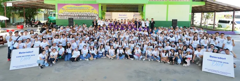 ทีมผู้บริหารพร้อมด้วยพนักงานไบเออร์สด๊อรฟ...