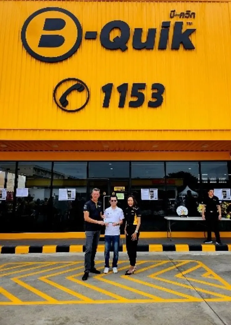 นายประพัฒน์ อัศวาดิศยางกูร (คนกลาง) กรรมก...