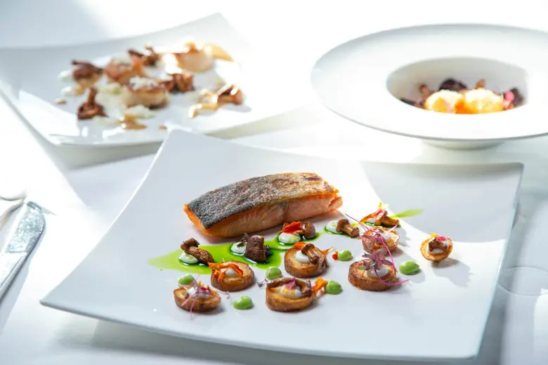 ห้องอาหารเรดสกาย ชั้น 55 โรงแรมเซ็นทาราแก...