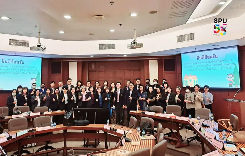 อาจารย์เสริมสิน ไพรินทร์ ผู้ช่วยคณบดีฝ่าย...