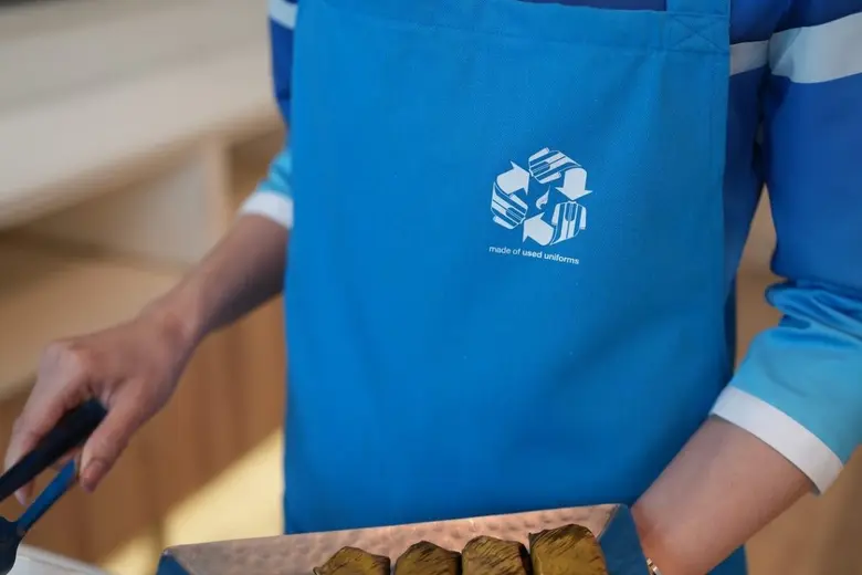 บางกอกแอร์เวย์สชุบชีวิตยูนิฟอร์มเก่าสู่เส้นใยอัพไซคลิ่งสู่ "ผ้ากันเปื้อนในเลาจน์" พร้อมตอกย้ำพันธกิจ "Fly NET ZERO CARBON by 2050" สานต่อเจตนารมณ์ภาคการบินโลก