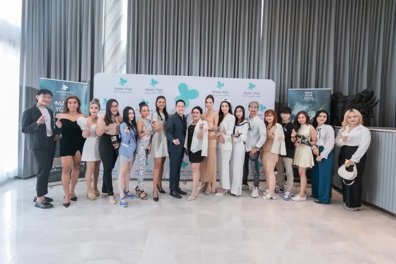 นายแพทย์ระวีวัฒน์ มาศฉมาดล (ที่ 8 จากซ้าย...