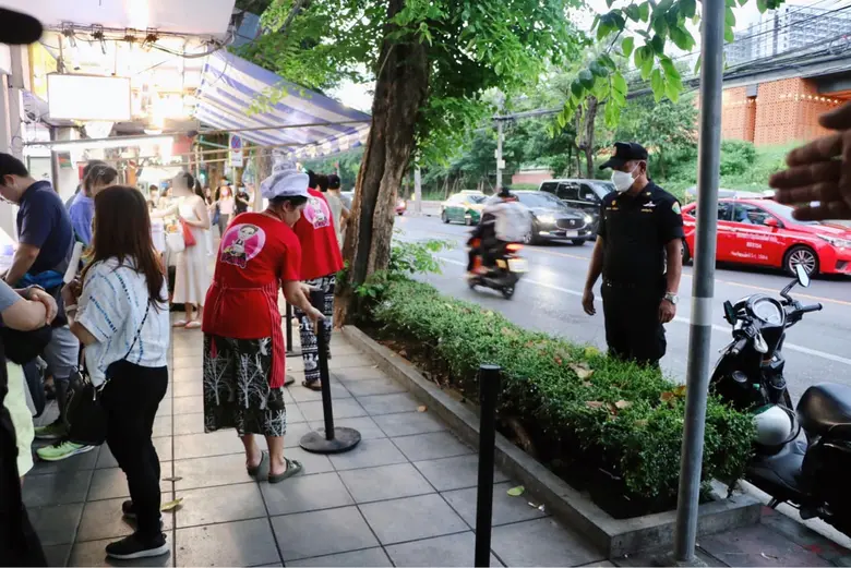 เขตปทุมวันจับปรับจอดรถจักรยานยนต์บนทางเท้าถนนบรรทัดทอง