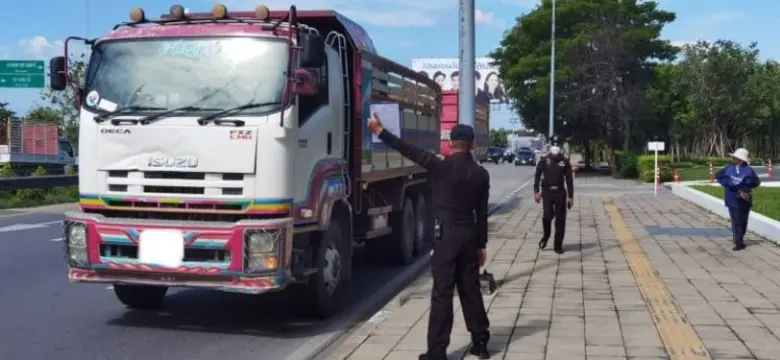 เขตคันนายาวตั้งจุดกวดขันรถบรรทุกจัดวัสดุป้องกันสิ่งที่บรรทุกไม่ให้ตกหล่น ช่วยลดฝุ่น PM2.5
