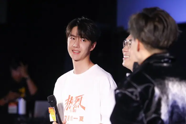 พระเอกชื่อดังแดนมังกร "หวังอี้ป๋อ" สร้างป...