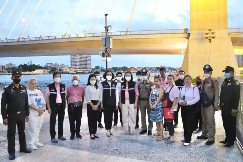 เขตบางพลัด-ตำรวจกวดขันมั่วสุมดื่มสุราริมน้ำใต้สะพานพระราม 8