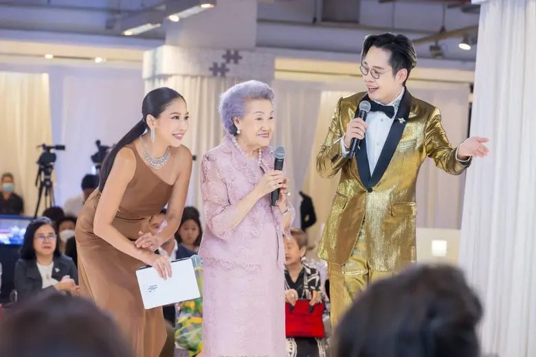 ชวนสะกดและหยุดให้ร่วมค้นหาความงามของอัญมณ...