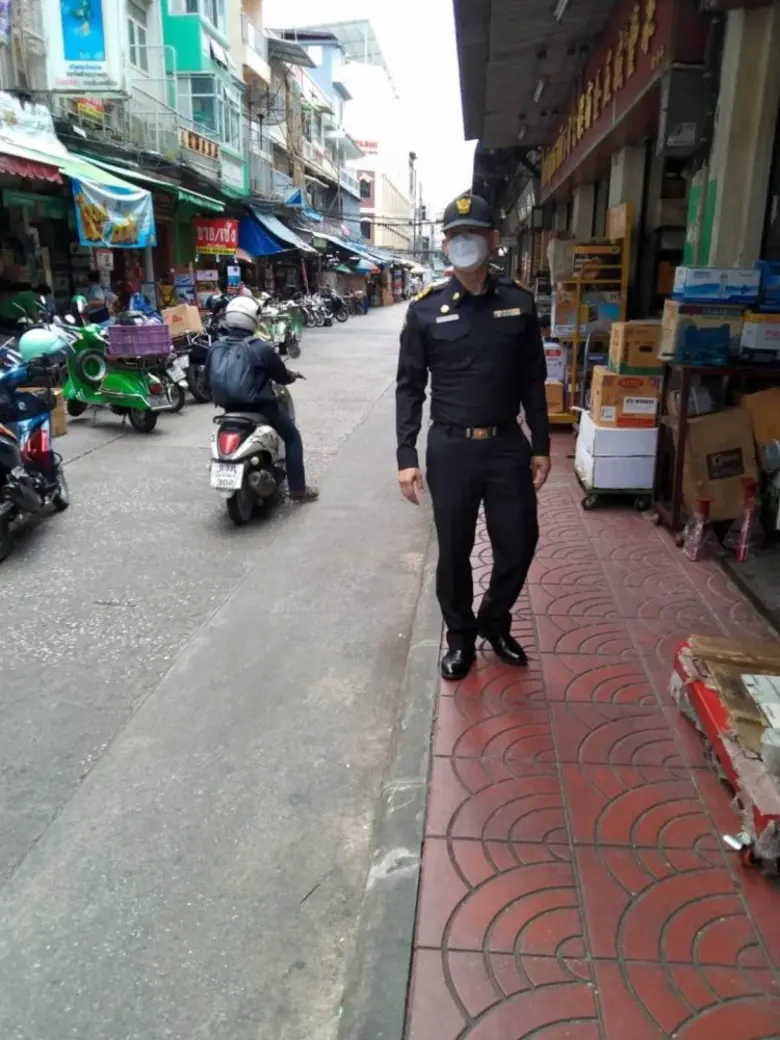 กทม.จัดเทศกิจกวดขันจัดระเบียบผู้ค้าบนทางเท้าถนนมหาจักร