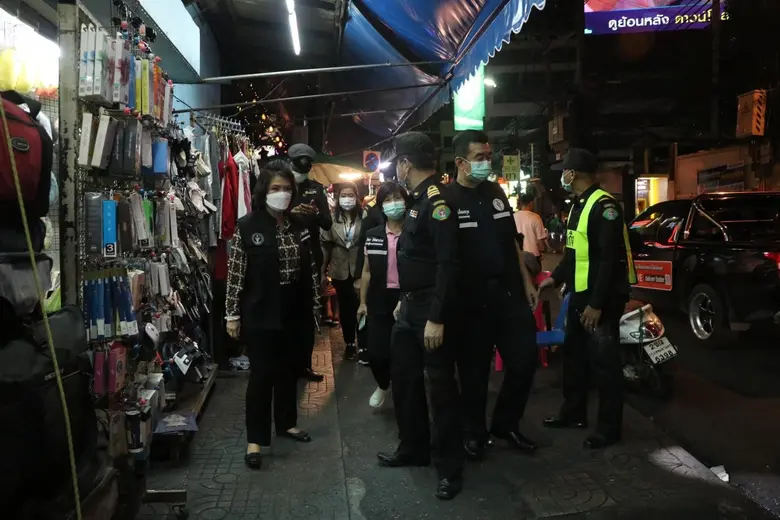 เขตคลองเตย - กอ.รมน.กทม.ร่วมกวดขันการจำหน่ายสินค้าผิดกฎหมายในที่สาธารณะ