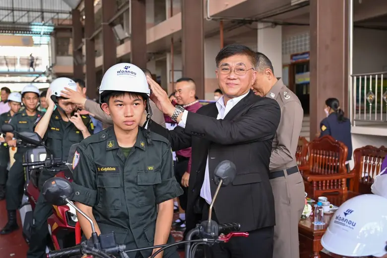 ฟอลคอนประกันภัย มอบหมวกนิรภัยในแก่โรงเรียนในจังหวัดจันทบุรี พร้อมร่วมรณรงค์การขับขี่ปลอดภัยบนท้องถนน