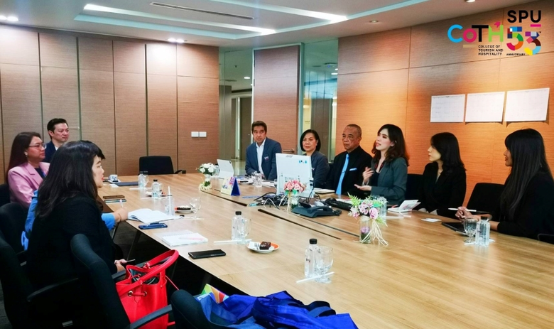ว.การท่องเที่ยวและการบริการ ม.ศรีปทุม เปิดบ้านต้อนรับคณะผู้บริหาร บ.บริการภาคพื้นท่าอากาศยานไทย จำกัด หารือ มุ่ง MOU ร่วมผลิตบัณฑิตป้อนธุรกิจการบิน