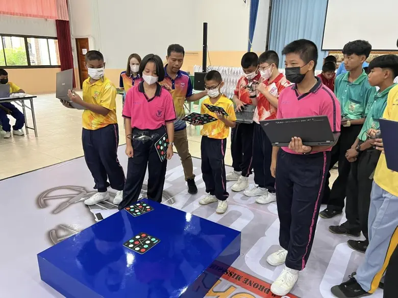 นายพิศิษฐ์ มิตรเกื้อกูล นายกสมาคมกีฬาเครื่องบินจำลองและวิทยุบังคับ เปิดอบรมฟรี โดรนแปรอักษร ภาคตะวันออกเฉียงเหนือ