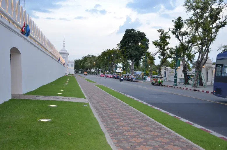 กทม.ปรับเปลี่ยนพื้นที่ปลูกหญ้าถนนหน้าพระลานเป็นทางเท้าให้สอดคล้องกับการใช้งาน