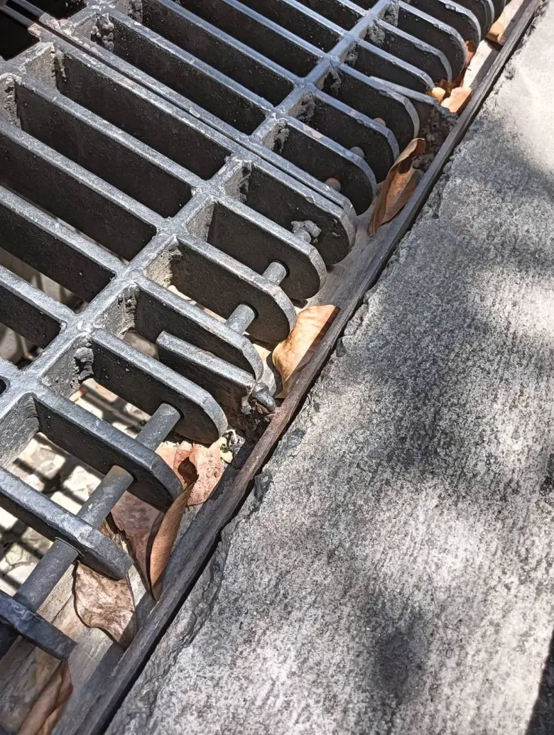 เขตบางซื่อจัดหน่วยเบสท์เร่งซ่อมตะแกรงเหล็กระบายน้ำริมถนนประชาราษฎร์ สาย 1