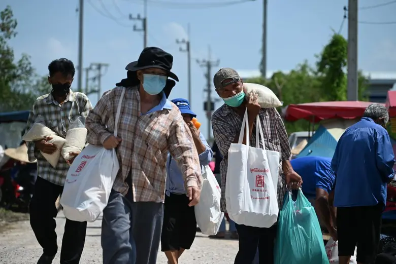 มูลนิธิป่อเต็กตึ๊ง จัดงานประเพณีทิ้งกระจาด ประจำปี 2566 แจกจ่ายเครื่องอุปโภคบริโภคแก่ผู้ยากไร้ ณ สุสานมูลนิธิป่อเต็กตึ๊ง อ.บ้านแพ้ว จ.สมุทรสาคร