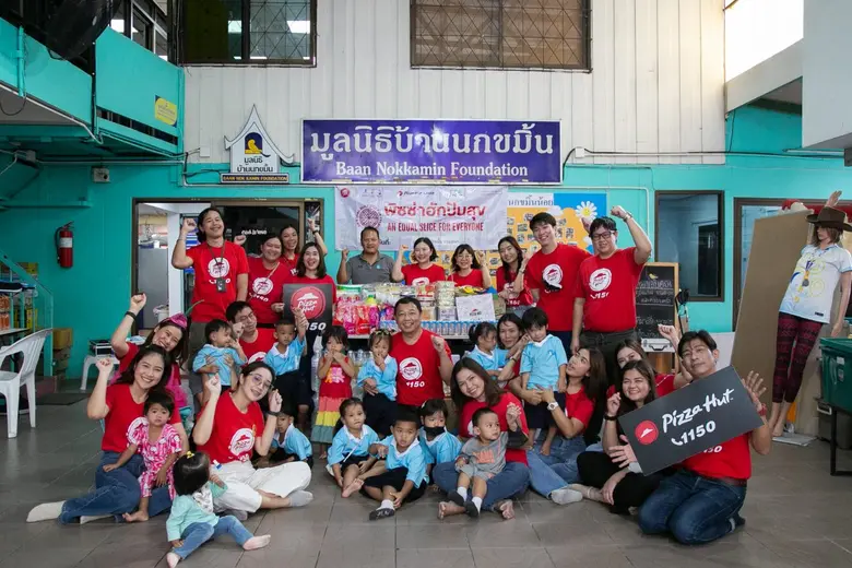 นายชัยรัตน์ มิดชิด (ที่สี่จากซ้าย) หัวหน้...