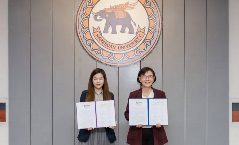 ณิชมน ถกลศรี (ซ้าย) รองประธานเจ้าหน้าที่บ...