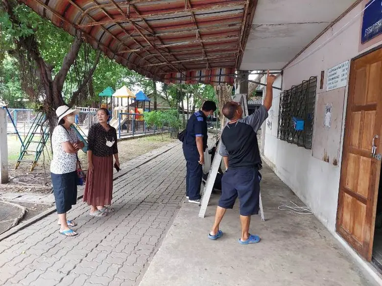 สนง.อาคารสถานที่ SPU จิตอาสา จัดโครงการช่างดีศรีปทุม ลงพื้นที่ช่วยเหลือชุมชน ซ่อมบำรุงติดตั้งระบบไฟฟ้าแสงสว่าง