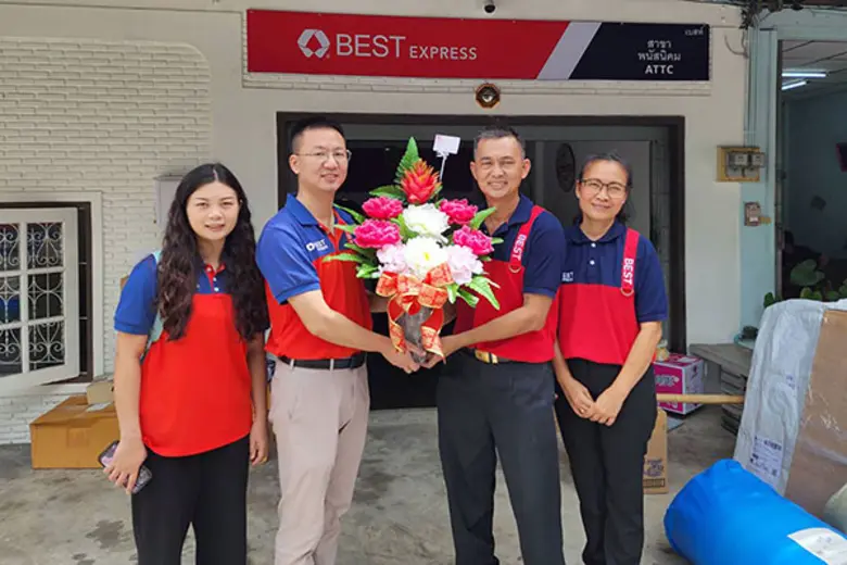 คุณฟิน Xi Feng (ที่ 2 จากซ้าย) ผู้จัดการภ...