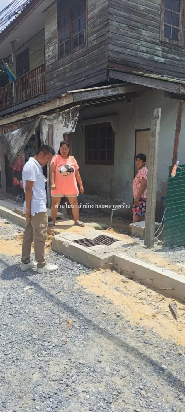 นางสุภาพร ศรีศาสนวงศ์ ผู้อำนวยการเขตลาดพร...