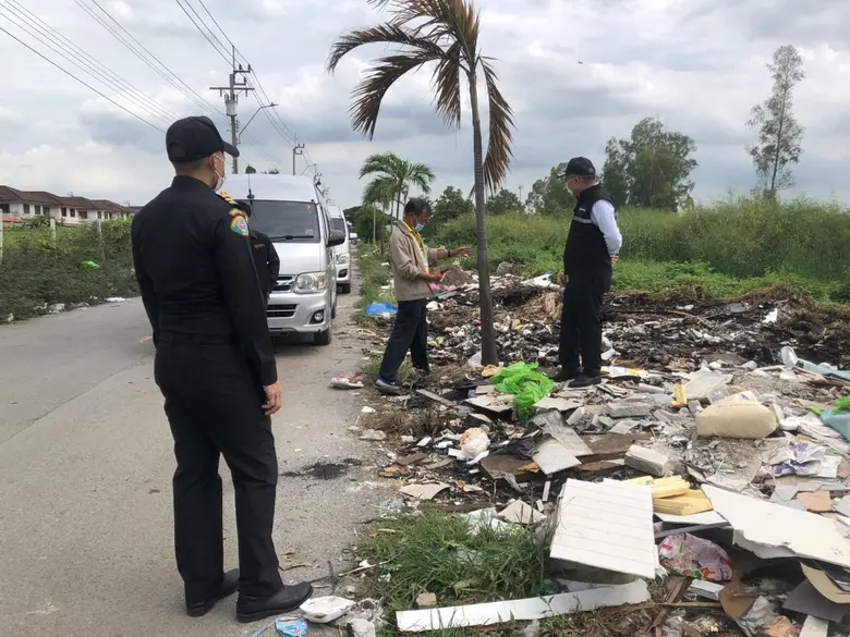 เขตมีนบุรีปรับปรุงพื้นที่ - ทำรั้วกั้นแก้ปัญหาลักลอบทิ้งขยะและเผาขยะบริเวณถนนราษฎร์รัฐพัฒนา
